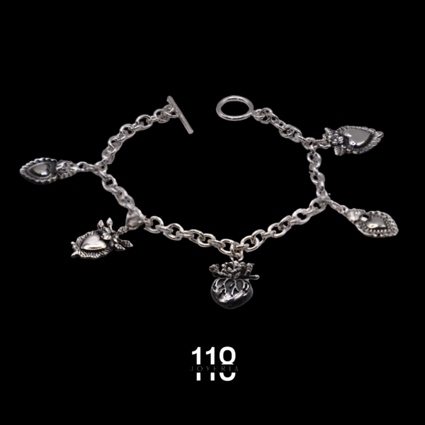 PULSERA CON DIJES DE CORAZÓN COLGANDO